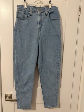 Levi’s High Waisted Mom Jean In a Light Blue Wash 30 Waist 29 Length Women’s